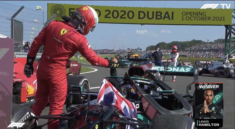 Charles Leclerc cumprimenta Lewis Hamilton ap&oacute;s vit&oacute;ria em Silverstone 