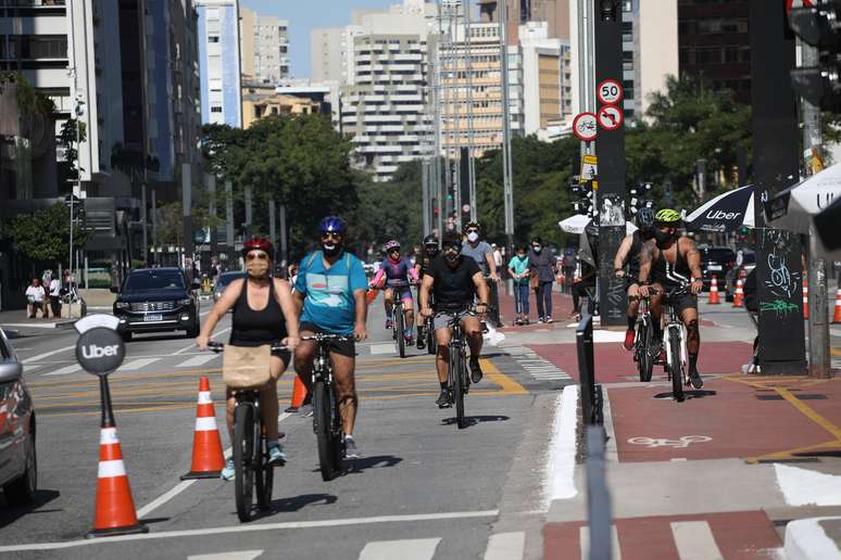 Reabertura da Ciclo Via de lazer da Avenida Paulista, na cidade de São Paulo, SP, neste domingo, 25