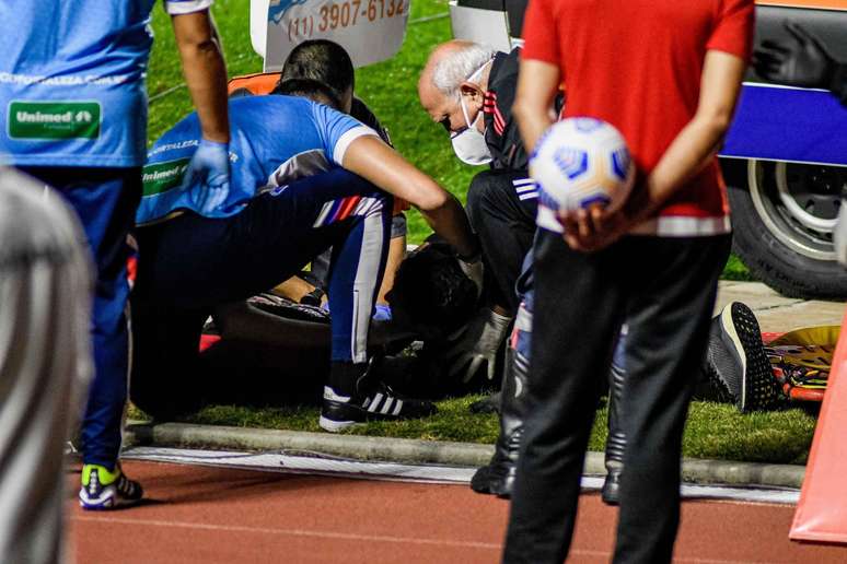 Massagista do São Paulo, Marcelinho tem convulsão em campo