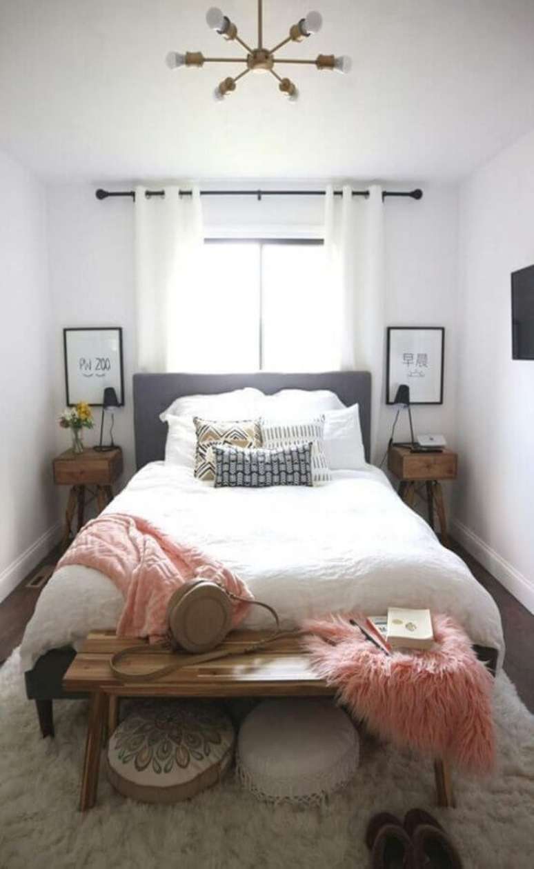 7. Dicas de decoração para quarto pequeno branco com banco de madeira e cabeceira cinza – Foto: Home Fashion Trend