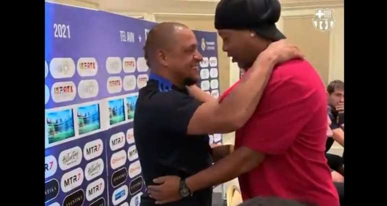 Roberto Carlos e Ronaldinho participaram de evento antes do amistoso (Foto: Reprodução/Barcelona)