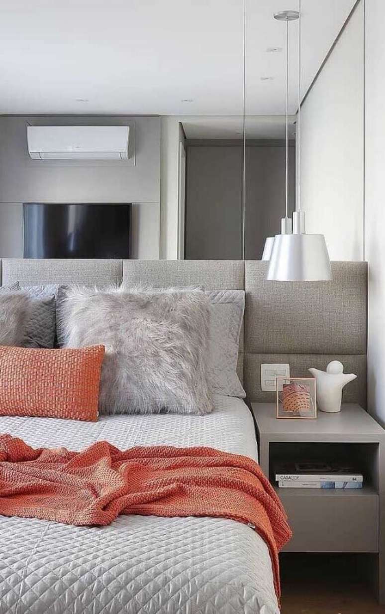 29. Dicas de decoração para quarto de casal cinza e branco com cabeceira estofada e parede espelhada – Foto: Pinterest