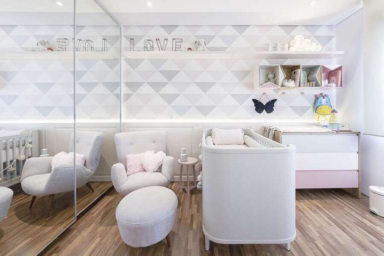 20. Dicas de decoração para quarto de bebê moderno com guarda roupa espelhado e papel de parede geométrico – Foto: Figueiredo Fischer