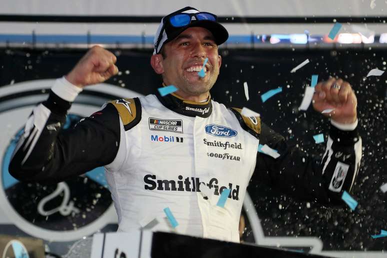 Aric Almirola venceu a ca&oacute;tica corrida de New Hampshire da Nascar 