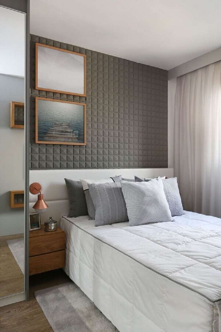 42. Dicas de decoração para quarto pequeno com revestimento 3D cinza e cabeceira branca – Foto: Sesso e Dalanezi Arquitetura + Design