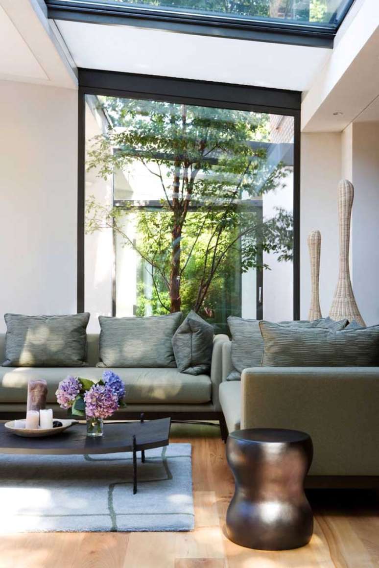22. Sala com sof&aacute; estilo industrial e com jardim de inverno &ndash; Foto pinterest