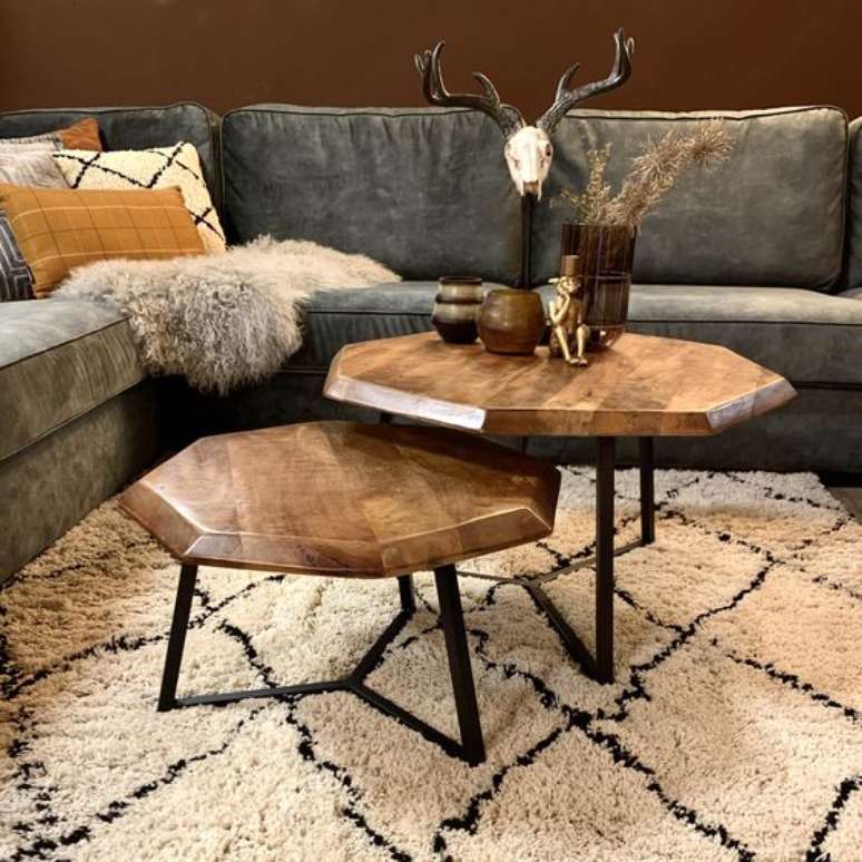 25. Mesa de centro rustica para sala com sof&aacute; estilo industrial &ndash; Foto Pinterest