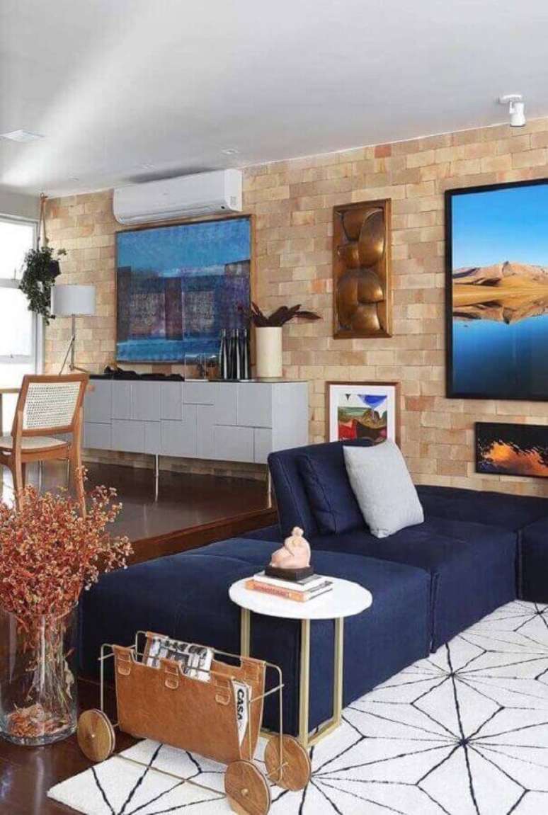 46. Sala moderna com sof&aacute; azul marinho e parede de tijolinho &ndash; Foto Ideias Decor