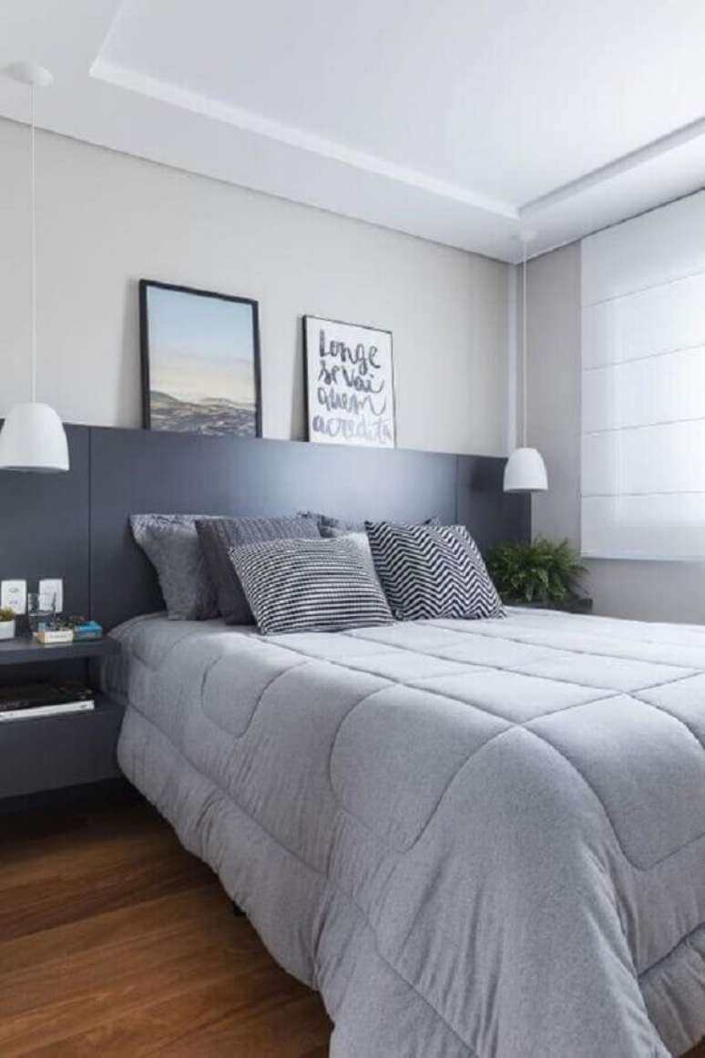 35. Dicas de decoração para quarto de casal em tons de cinza com cabeceira planejada – Foto: SP Studio