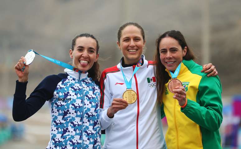 Jaqueline Mourão (à dir.) exibe a medalha de bronze conquistada no Pan de Lima; ela agora que subir no pódio dos Jogos de Tóquio