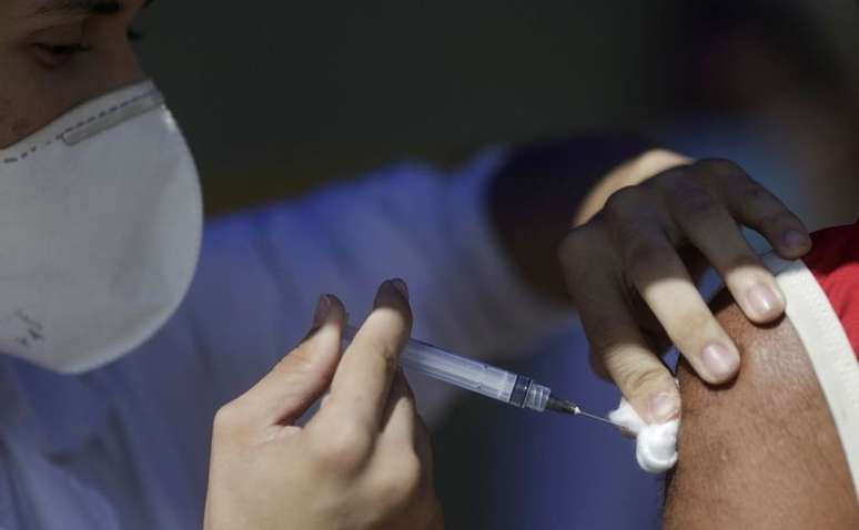 Profissional de saúde aplica vacina da AstraZeneca contra Covid-19 em Duque de Caxias
21/04/2021  REUTERS/Ricardo Moraes