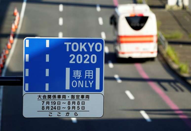 Placa com orientações sobre os horários de funcionamento dos locais em Tóquio
REUTERS/Naoki Ogura