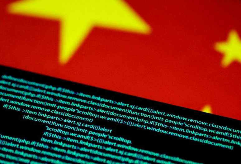 Bandeira chinesa e códigos de computação, em imagem ilustrativa
12/07/2017
REUTERS/Thomas White