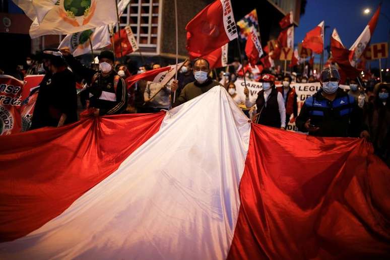 Apoiadores de Pedro Castillo protestam contra demora para divulgação do resultado da eleição presidencial do Peru
06/07/2021
REUTERS/Sebastian Castaneda