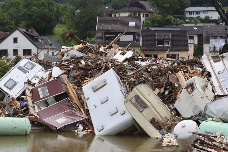 Enchente em Kreuzberg, na Alemanha
19/7/2021    REUTERS/Wolfgang Rattay
