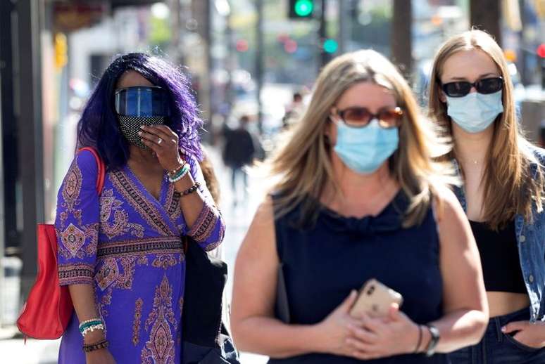 Mulheres andam de máscaras em Los Angeles
 29/3/2021  REUTERS/Mario Anzuoni