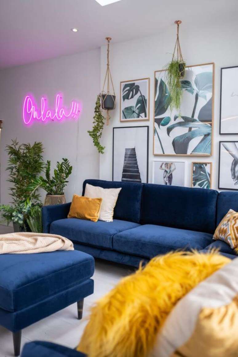 29. Sala branca com sof&aacute; azul marinho e enfeites amarelos &ndash; The Interior Editor