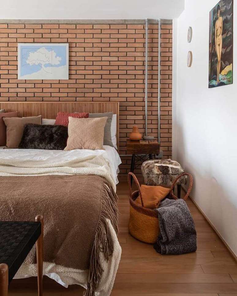 57. Dicas para decorar quarto de casal com parede tijolinho e almofadas diferentes – Foto: H2C Arquitetura