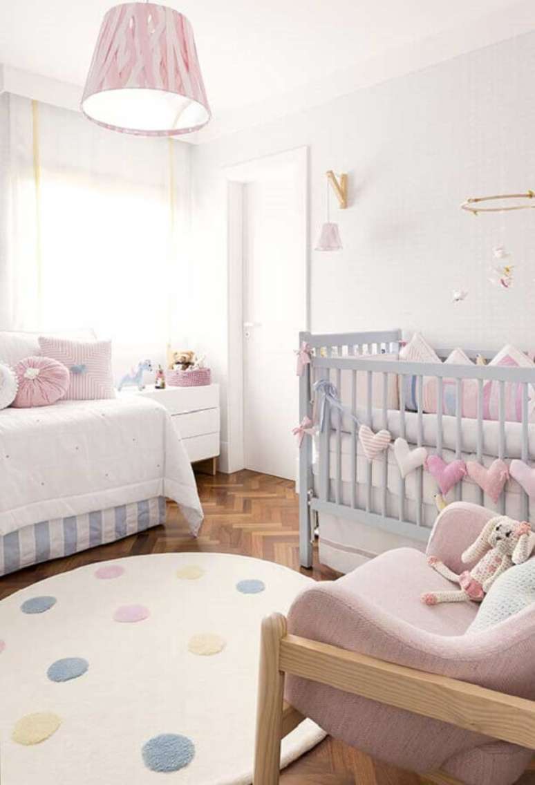 18. Dicas de decoração para quarto de bebê em tons pastéis com tapete redondo – Foto: Pinterest