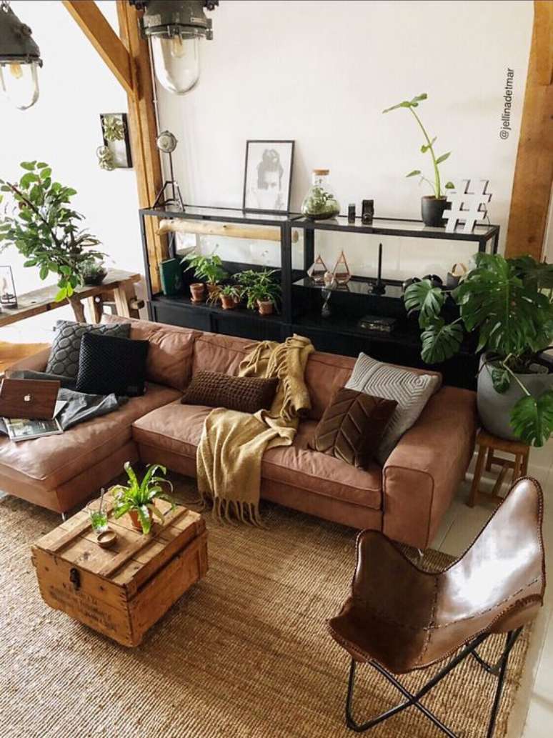 60. Sof&aacute; estilo industrial marrom na sala decorada com plantas &ndash; Foto Pinterest