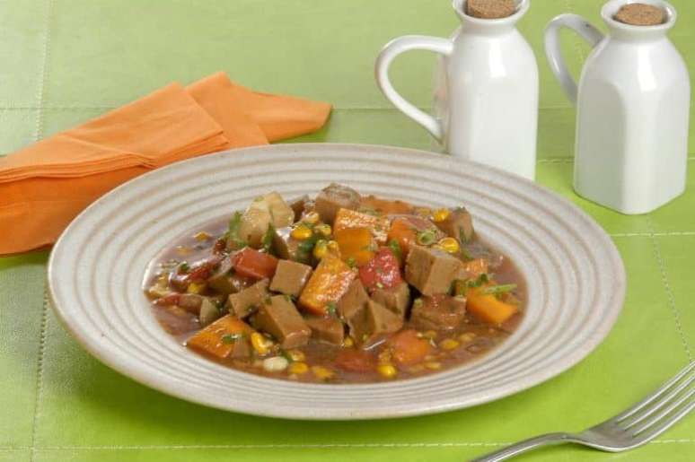 Guia da Cozinha - Receita fácil de picadinho de carne de soja e legumes
