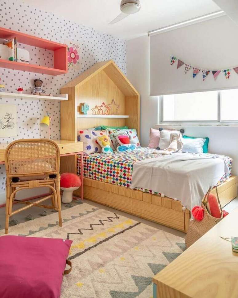 37. Dicas de decoração para quarto infantil com cama casinha e papel de parede de bolinhas – Foto: MOOUI