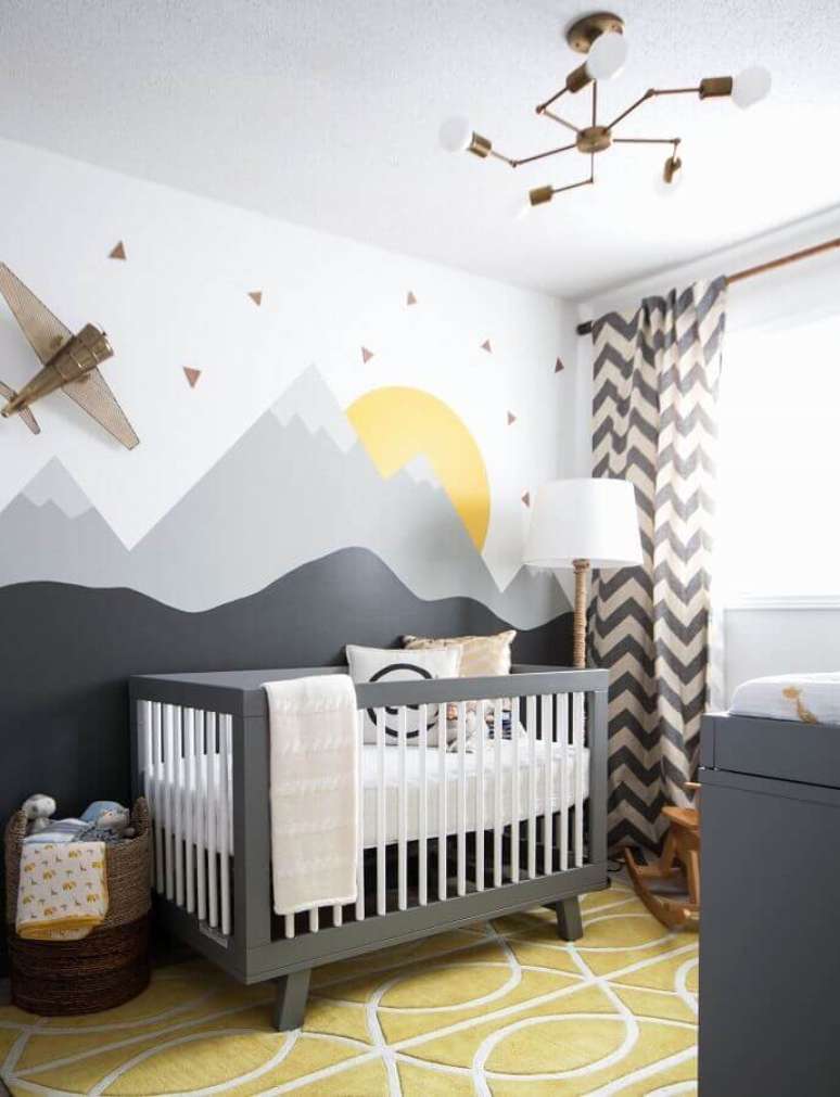 12. Dicas de decoração para quarto de bebê cinza e branco com adesivos de montanhas para parede – Foto: Pinterest