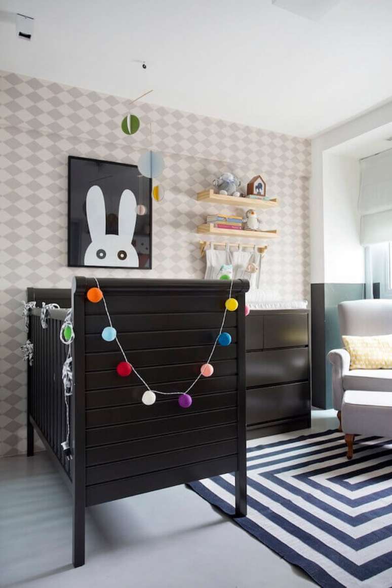 14. Dicas de decoração para quarto de bebê com móveis pretos e papel de parede geométrico – Foto: Home Fashion Trend