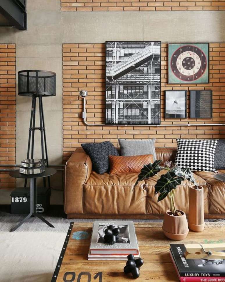 5. Sof&aacute; estilo industrial de couro e parede de tijolinho &ndash; Foto Pinterest
