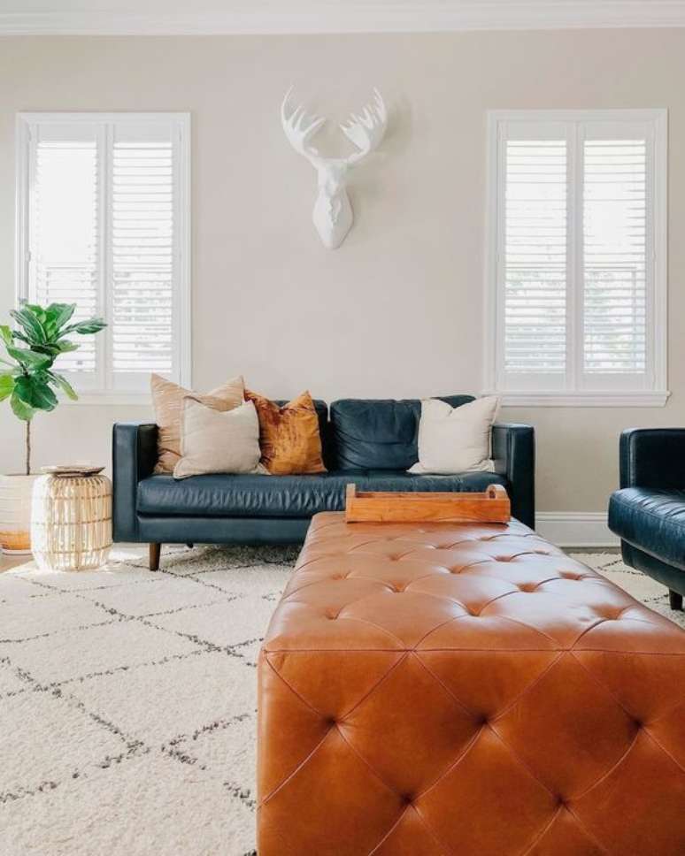 18. Sala com sof&aacute; industrial azul escuro em destaque na decora&ccedil;&atilde;o &ndash; Foto Etsy