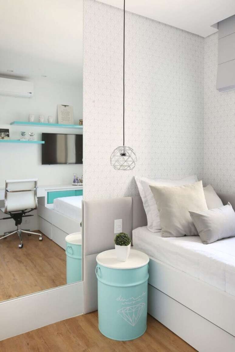 45. Dicas de decoração para quartos femininos branco modernos com tonel decorativo azul Tiffany – Foto: Pinterest