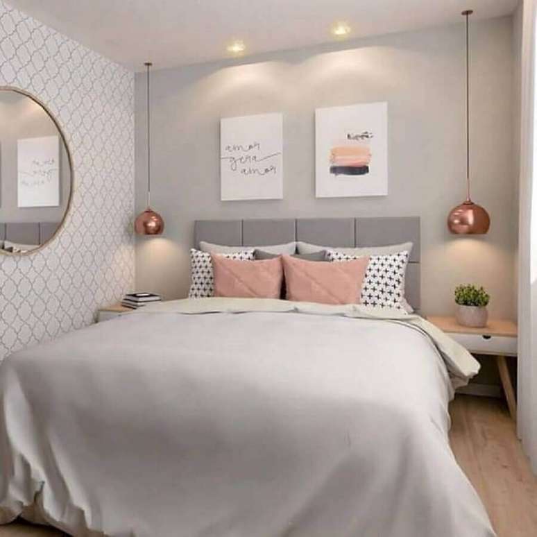 31. Dicas de decoração para quarto de casal cinza e rosa com luminária pendente rose gold – Foto: MdeMulher