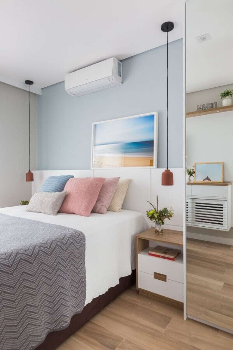 32. Dicas de decoração para quarto de casal com almofadas coloridas e luminária pendente – Foto: Pinterest
