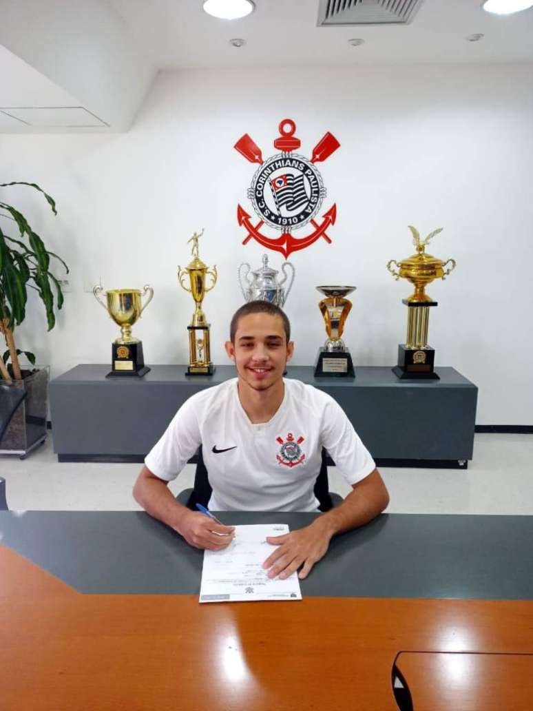 João Victor assinou até 30 de junho de 2023 com o Corinthians (Foto: Divulgação/Corinthians)