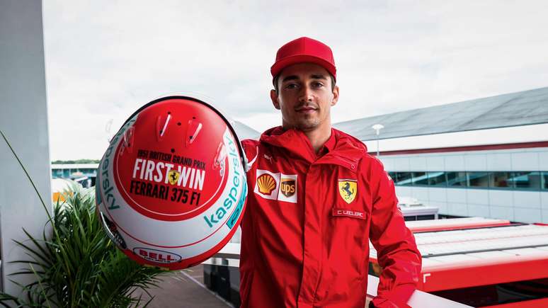 Capacete de Leclerc em homenagem aos 70 anos da primeira vitória da Ferrari em Silverstone.
