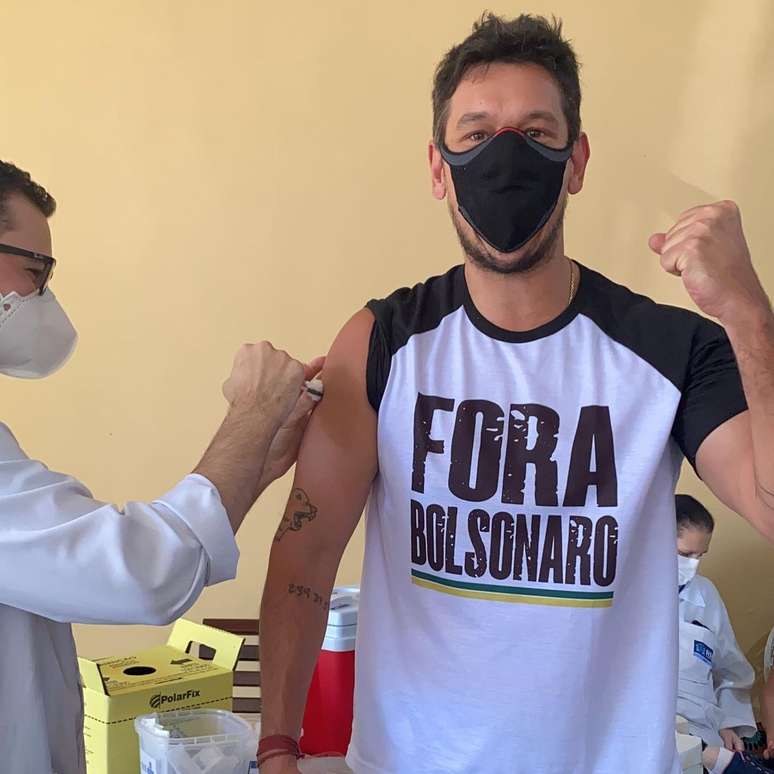 Ator João Vicente tomou a vacina com camisa crítica ao governo Bolsonaro