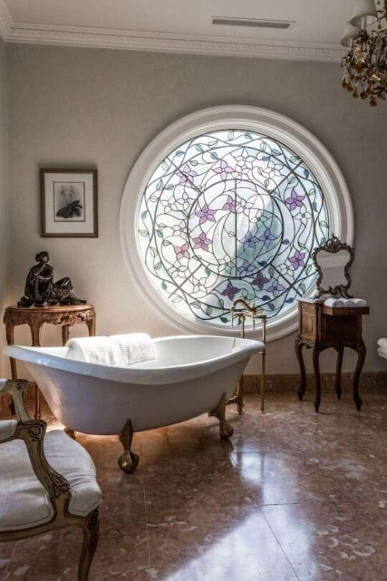 39. Closet com banheira de pé e móveis provençais dourados – Foto Unique Home Architecture