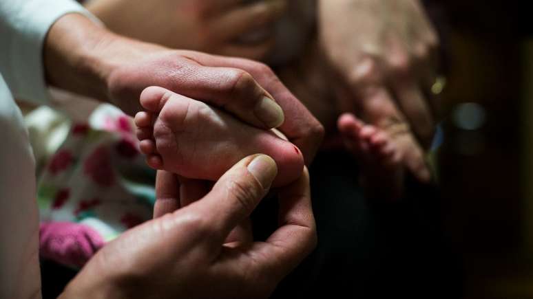 Exame de sangue em um bebê em Flint, Michigan, para verificar os níveis de chumbo
