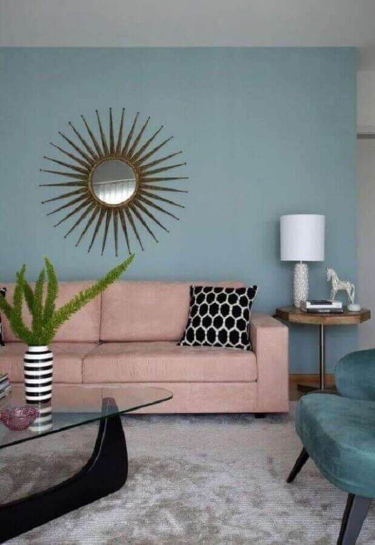 60. Sofá rosa chá para sala de estar decorada com parede azul claro – Foto: Conexão Decor