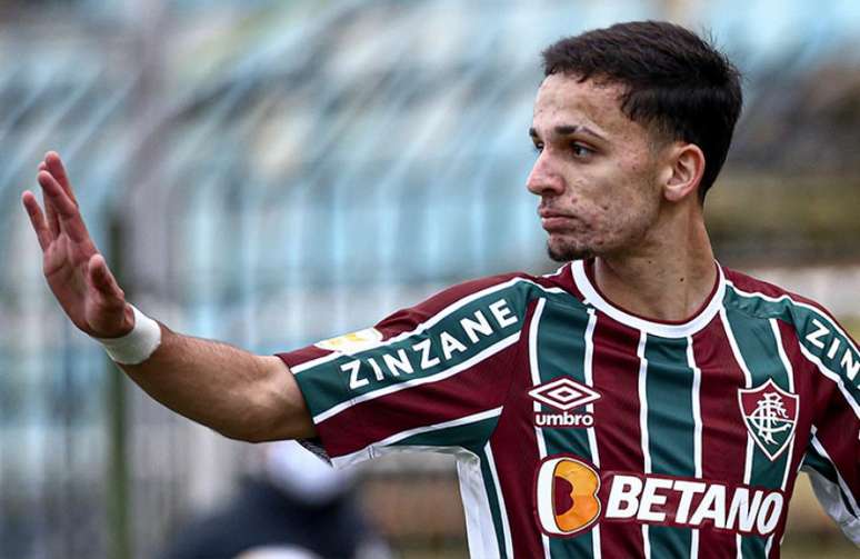 Gabriel Teixeira renovou o contrato com o Fluminense (Foto: Lucas Merçon/Fluminense FC)
