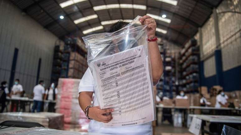 Segundo turno ocorreu em 6 de junho, mas Castillo foi proclamado presidente mais de um mês depois