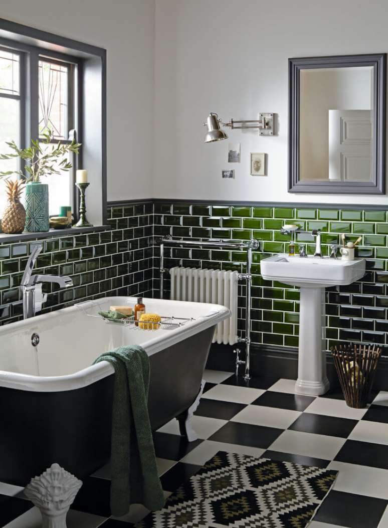 35. Banheiro moderno preto com banheira de pé – Foto Pinter