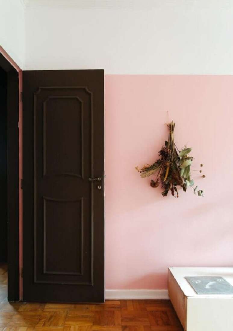 42. Parede rosa chá para decoração de casa com porta de madeira – Foto: Histórias de Casa