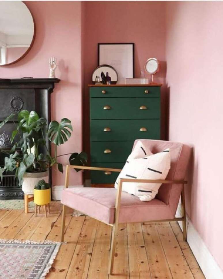 33. Decoração rosa chá para sala decorada com espelho redondo e cômoda verde escura – Foto: Pinterest