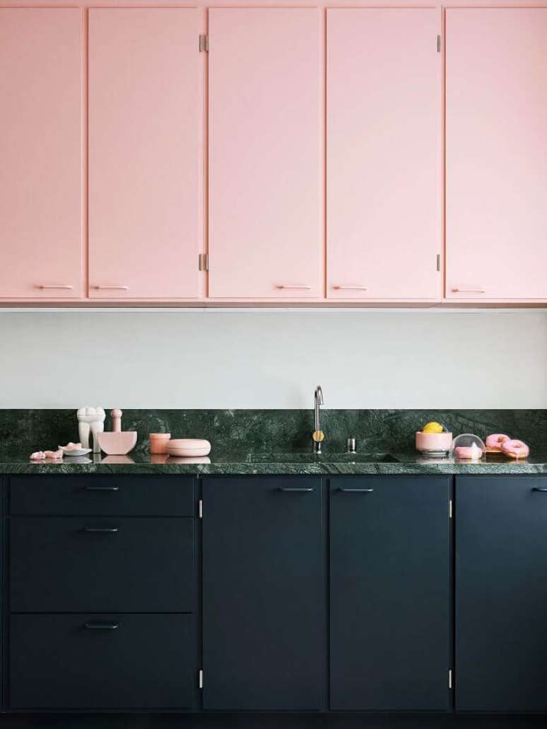 8. Armário aéreo rosa chá para decoração de cozinha com gabinete preto – Foto: Domino