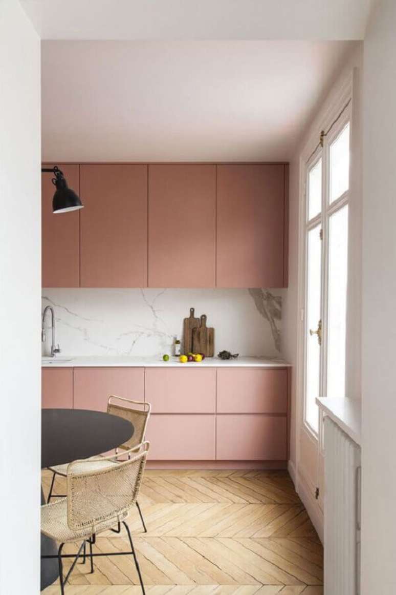 36. Gabinete cor de rosa ch&aacute; para decora&ccedil;&atilde;o de cozinha planejada &ndash; Foto: PUFIK Interiors & Inspirations