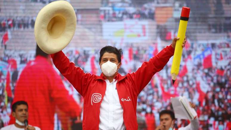 Pedro Castillo sempre usa chapéu de palha e carrega um lápis