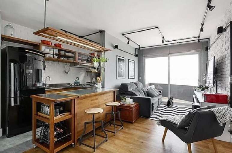 2. Madeira, tijolos aparentes e muito cinza: tubula&ccedil;&atilde;o combina com todo o clima industrial do ambiente &ndash; Foto: Revista VD