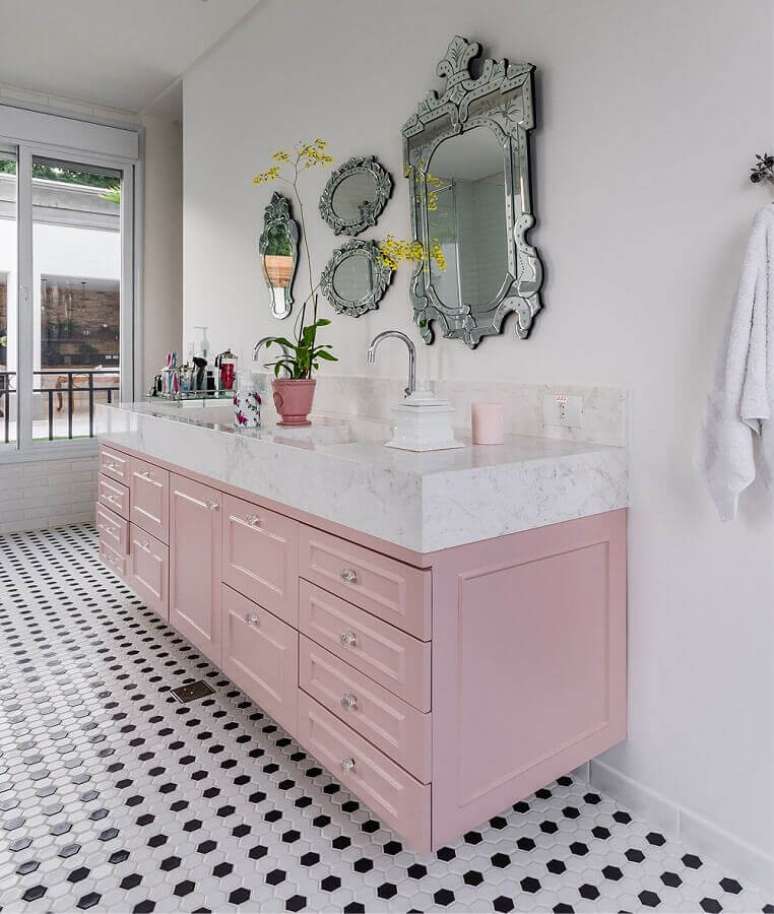 19. A cor de rosa chá trouxe um ar super delicado para a decoração de banheiro clássico – Foto: Home Fashion Trend