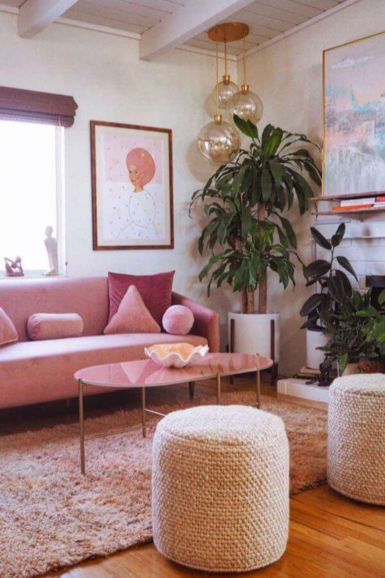 61. Sofá rosa chá para sala de estar decorada com puff rústico redondo – Foto: Article